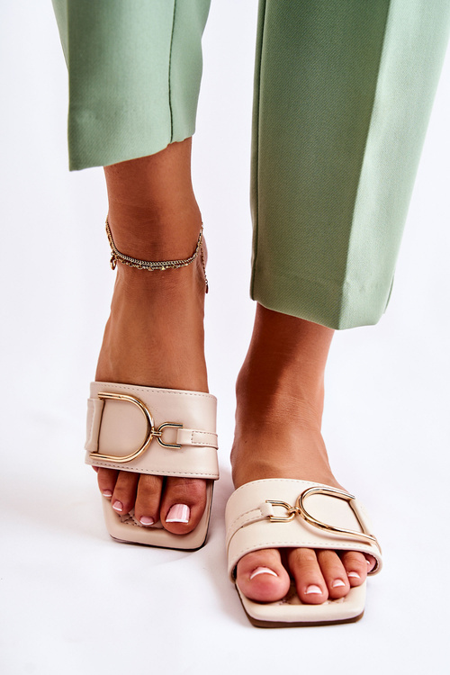 Жіночі класичні шкіряні тапочки з декором бежеві Шила