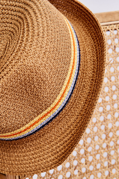 Класична дитяча шапка з кольоровими смужками бежевого кольору