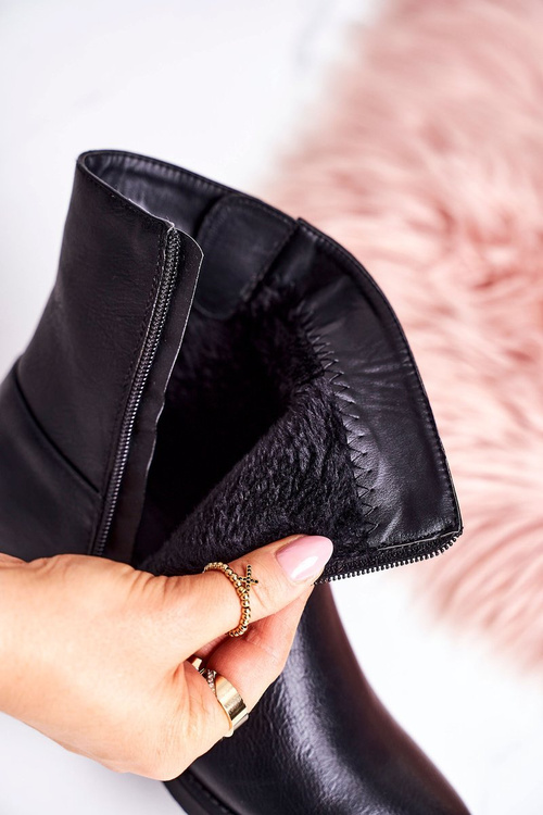 Жіночі утеплені чоботи з пряжкою чорного кольору