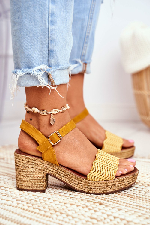 Жовті босоніжки на плетеній платформі Fobi
