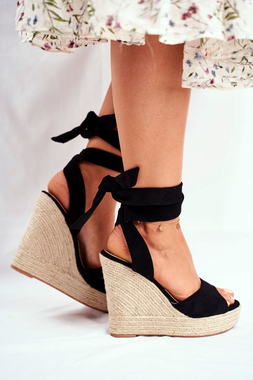 Жіночі босоніжки на танкетці чорні Belleza