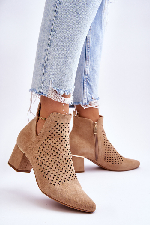 Ажурні замшеві чоботи з вирізом на каблуці бежеві Blakely