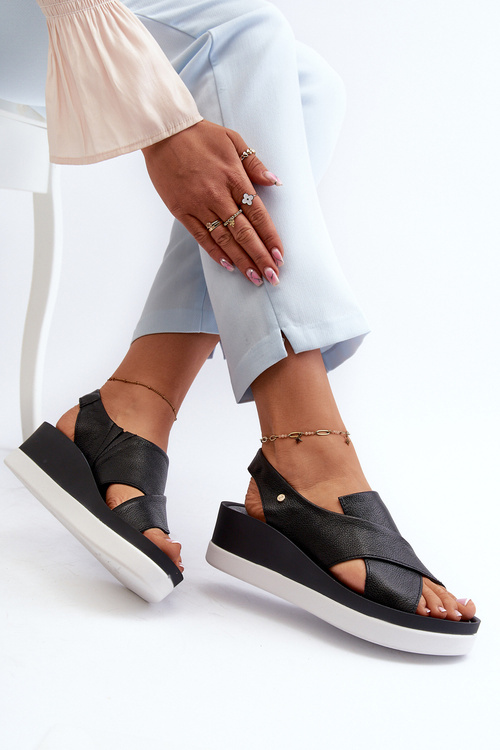 Чорні шкіряні босоніжки на танкетці Zazoo 40256