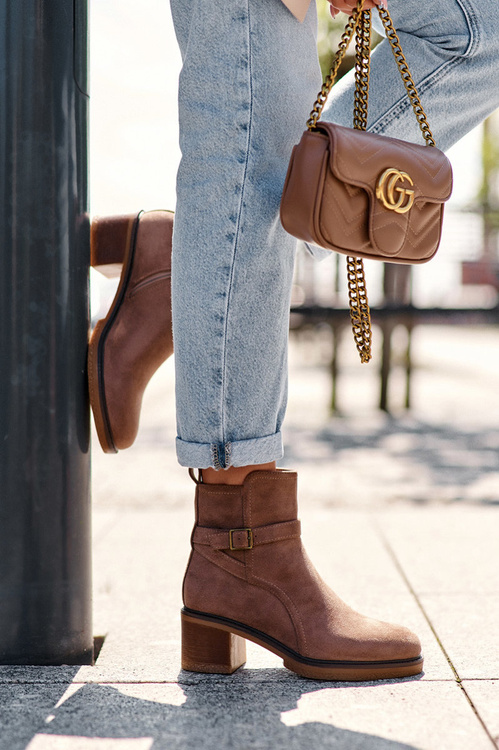 Коричневі замшеві чоботи з пряжкою Neste