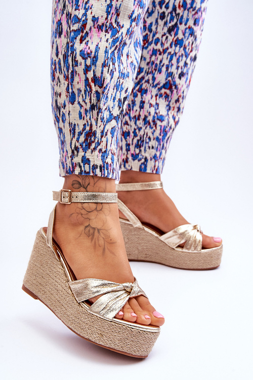 Жіночі босоніжки на танкетці золоті Kendall