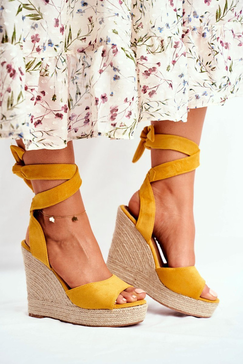 Жіночі босоніжки на танкетці, жовті Belleza