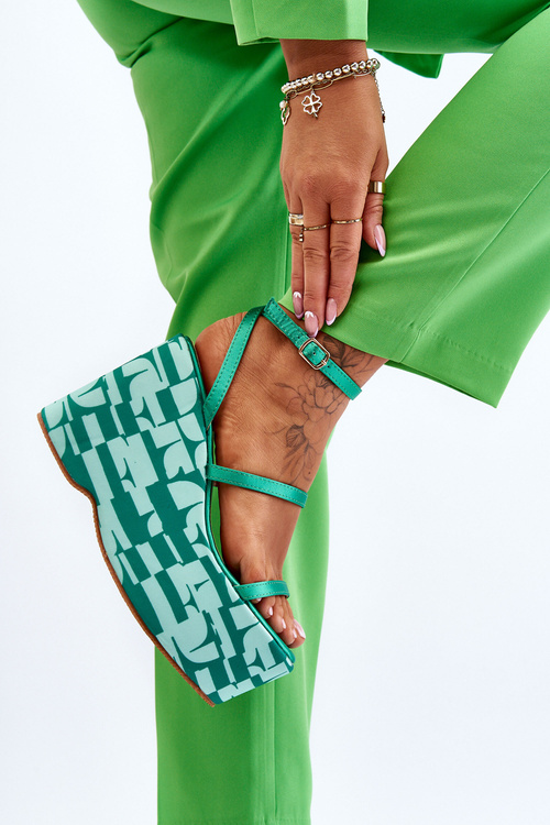 Модні босоніжки на танкетці з візерунками Зелена Claria