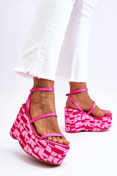 Модні босоніжки на танкетці з візерунками кольору фуксії Claria