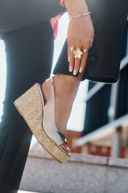 Жіночі Шкіряні Сандалі На Танкетці З Плетінням Лаура 2789 Золоті