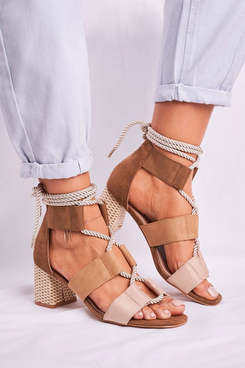 Жіночі босоніжки на шпильці замшеві бежеві Beckie