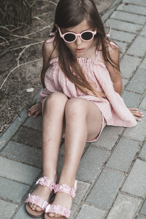 Рожеві лаковані дитячі босоніжки Tinette, прикрашені квітами