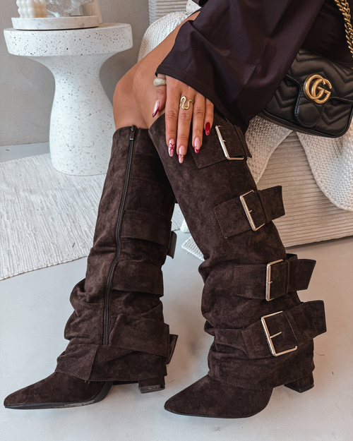 Жіночі чоботи на каблуку з золотими пряжками еко замшеві шоколадні Ісавель