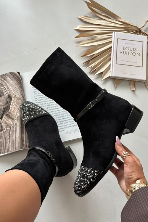 Жіночі черевики на низькому каблуці з оздобленням і ремінцем D&A MR52-165 Чорні