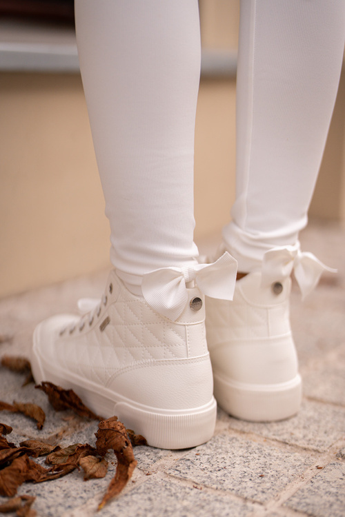 Утеплені жіночі кросівки зі швами білі Big Star OO274A479