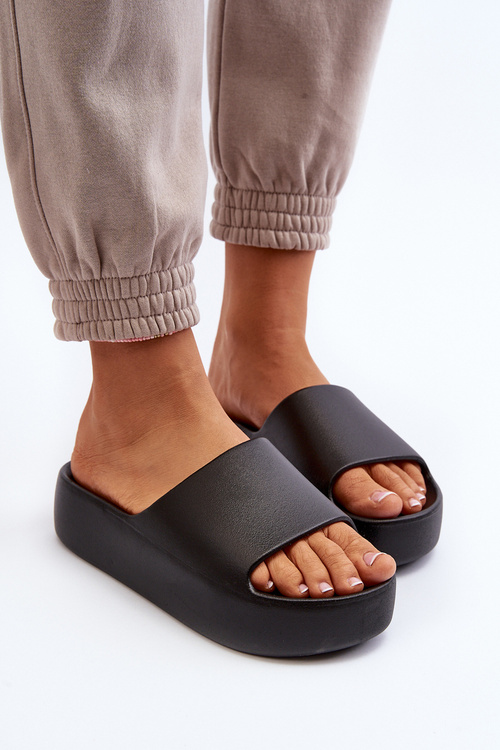 Жіночі чорні кросівки на товстій підошві Oreithano