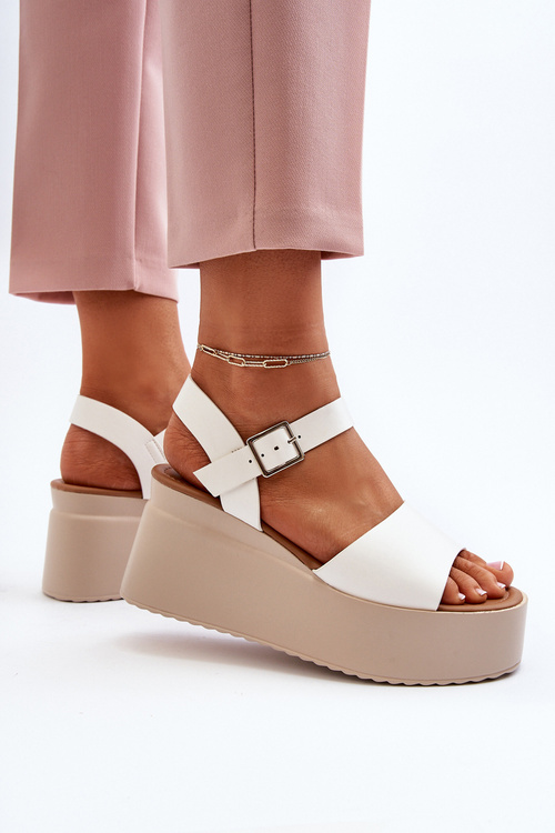 Жіночі босоніжки на танкетці білі Geferia