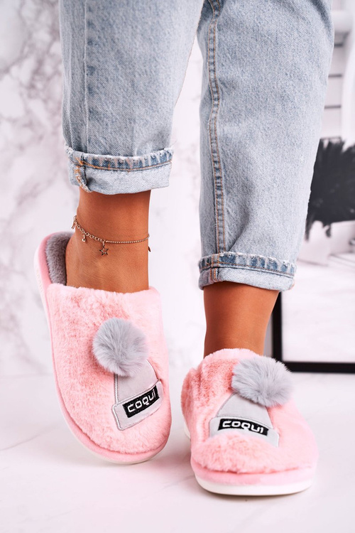 Жіночі пухнасті тапочки з шапочкою і помпоном рожевого кольору зберігають тепло