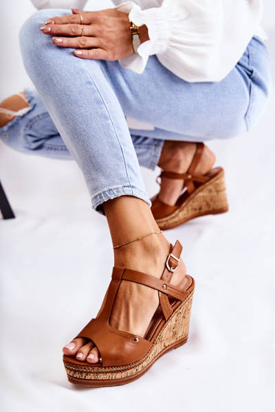 Класичні шкіряні босоніжки на танкетці коричневого кольору Valorin