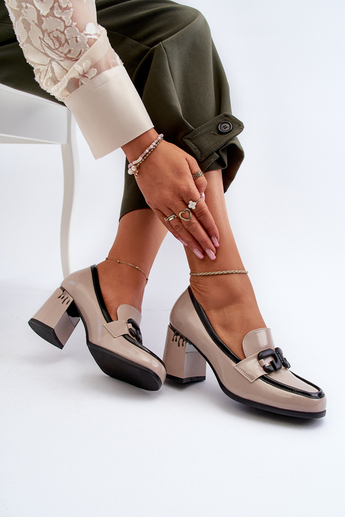 Жіночі лаковані човники бежевого кольору D&A MR38-973