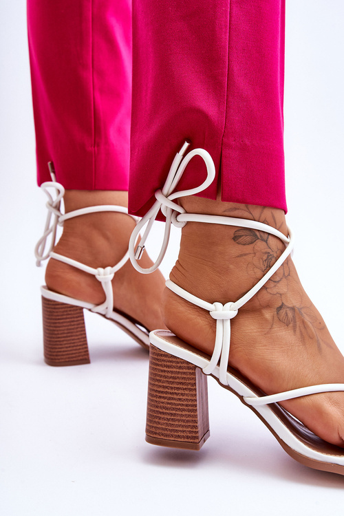 Жіночі шкіряні босоніжки на підборах білі сейни