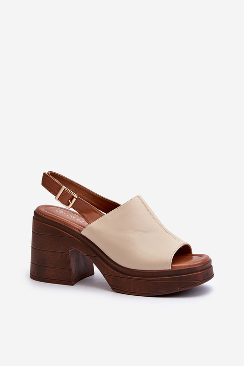 Елегантні жіночі босоніжки з бежевої екошкіри на блочному каблуці Vattima