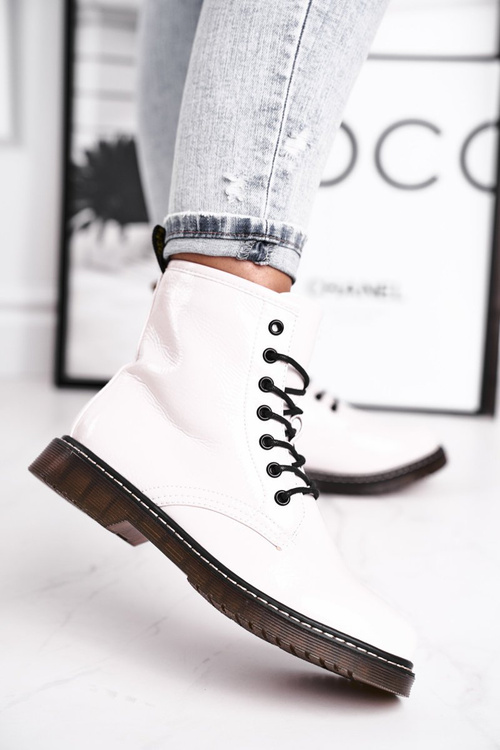 Чоботи жіночі на плоскому ходу лаковані білі Маріта