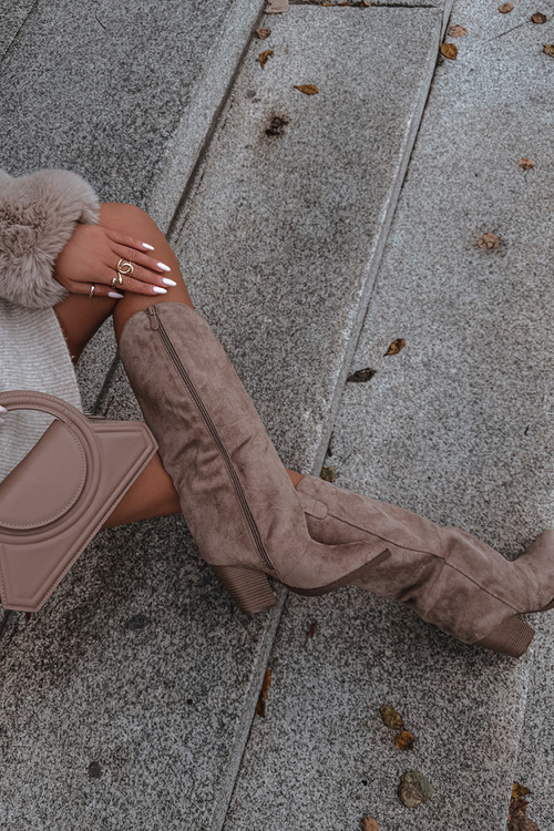 Утеплені ковбойські чоботи на підборах з еко-замші бежеві, кольору Mavine Kozaki Damskie