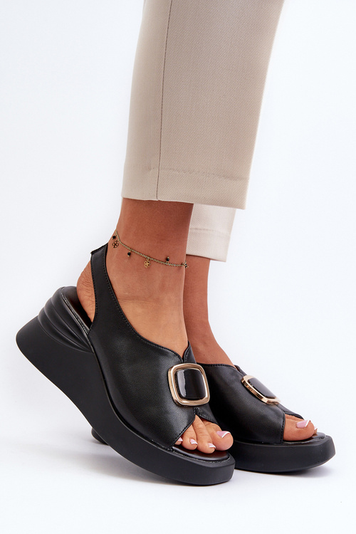 Чорні жіночі шкіряні босоніжки на танкетці з орнаментом Salvania