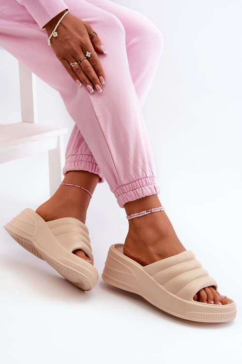 Жіночі босоніжки на танкетці з легкої піни на платформі бежевого кольору Tendrea