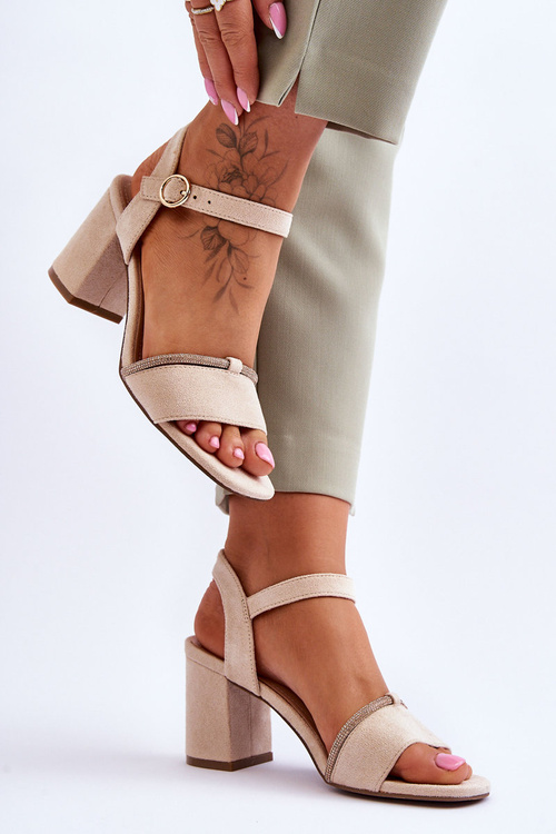 Жіночі замшеві босоніжки на низькому каблуці бежеві Loredo