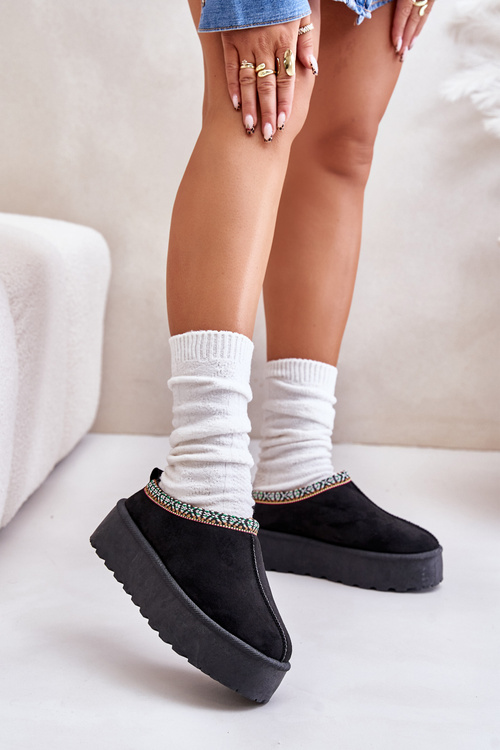 Жіночі тапочки на платформі з вишивкою чорного кольору Neroma