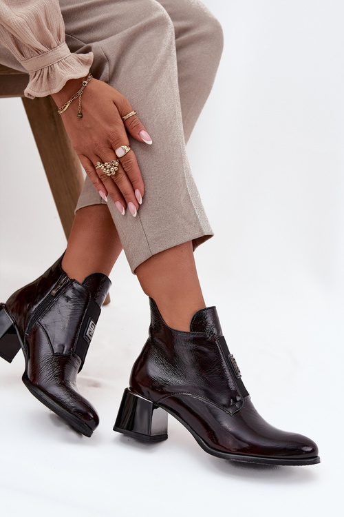 Шкіряні лаковані чоботи на каблуці з декоративним елементом ізольовані Zazoo 60560 бордо