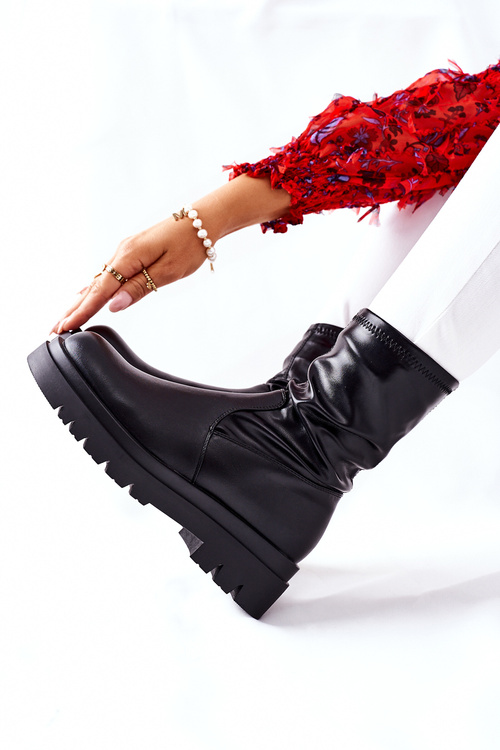 Жіночі черевики з еластичним верхом чорного кольору