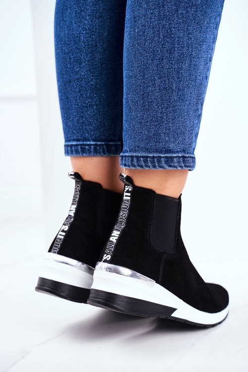 Жіноче спортивне взуття Кросівки шкіряні чорні 21-7781