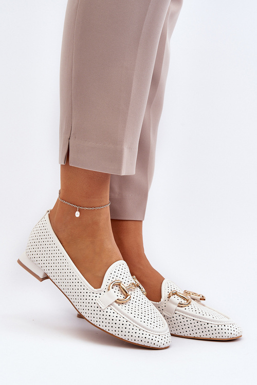 Жіночі мокасини на плоскій підошві з прикрасами білого кольору Iluvana