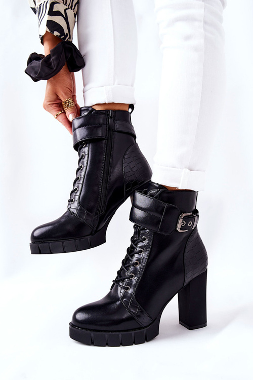 Чорні високі чоботи на шпильці