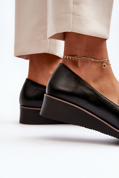 Жіночі туфлі на танкетці з прикрасами чорного мілірету