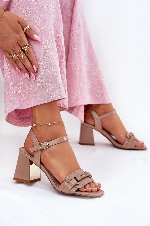 Лакові шкіряні жіночі сандалі на підборах бежеві Mevonelle