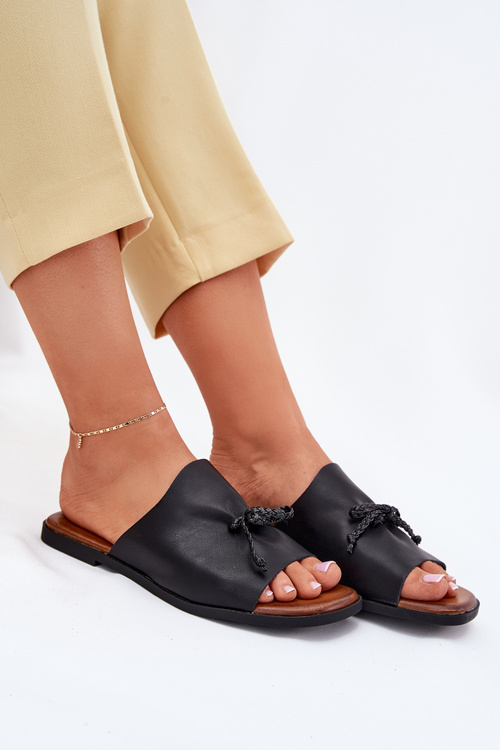 Жіночі плоскі сандалі з декоративним зав'язуванням чорні Norela