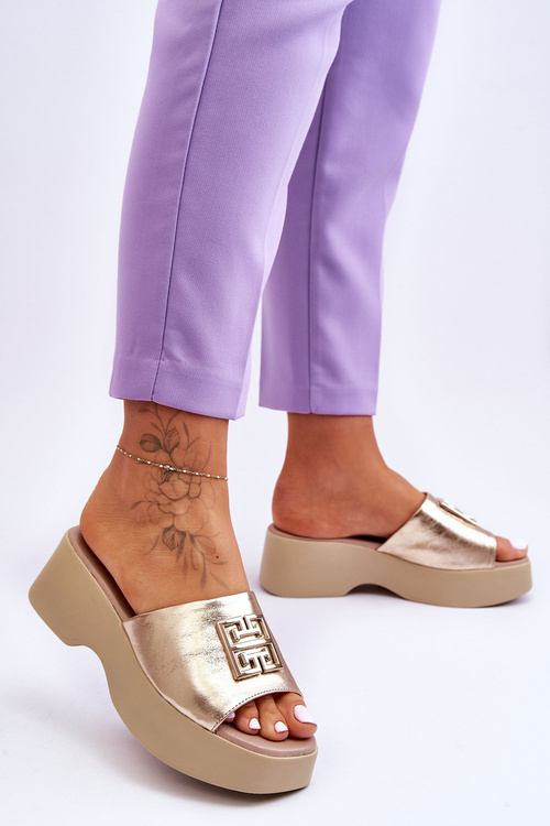 Жіночі шкіряні тапочки на платформі з прикрасами золото Renna