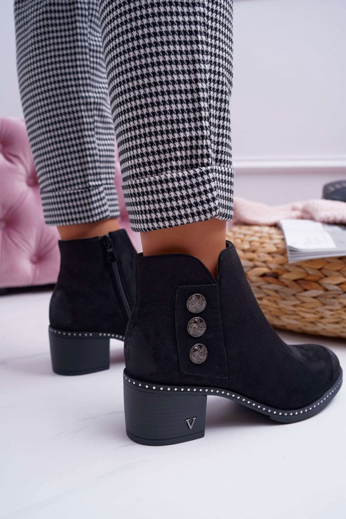 Жіночі чоботи на плоскій підошві чорні тристрами