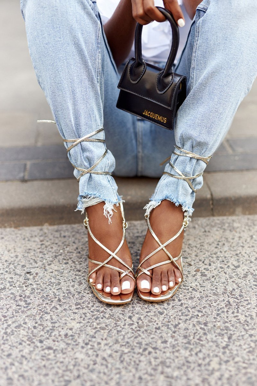 Босоніжки на високих підборах із шнурівкою та квадратним носком. Золотий подіум