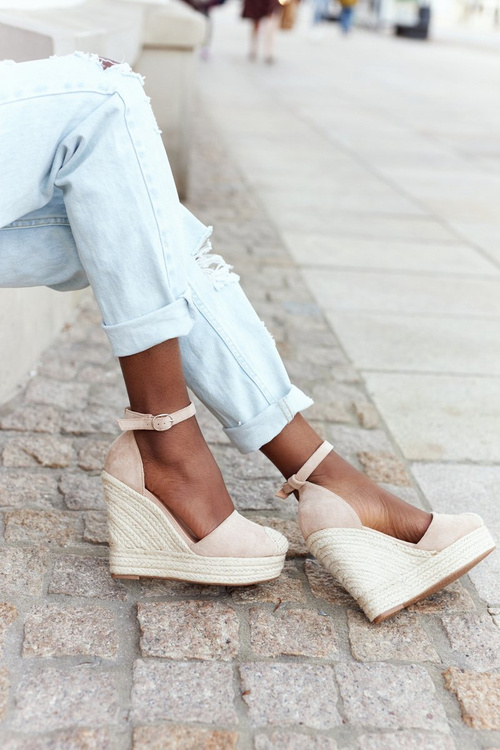 Плетені босоніжки на танкетці, бежевий авокадо