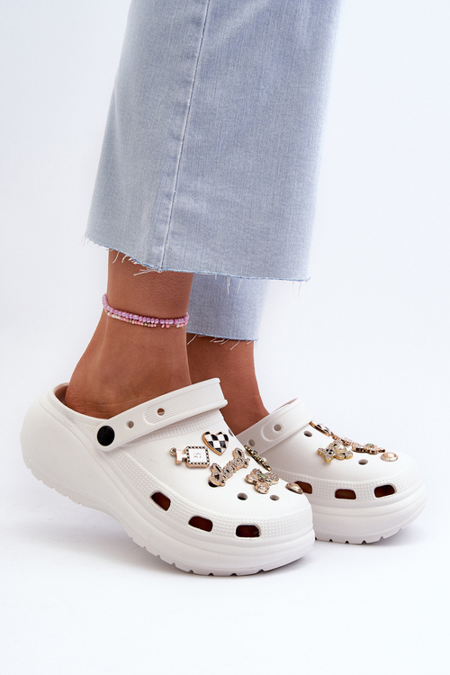 Жіночі легкі поролонові шльопанці на товстій підошві та декоративних шпильках білого кольору Effiora