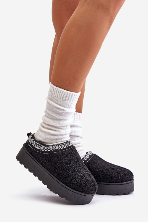 Жіночі зимові чоботи на платформі з вишивкою Tirissa чорного кольору