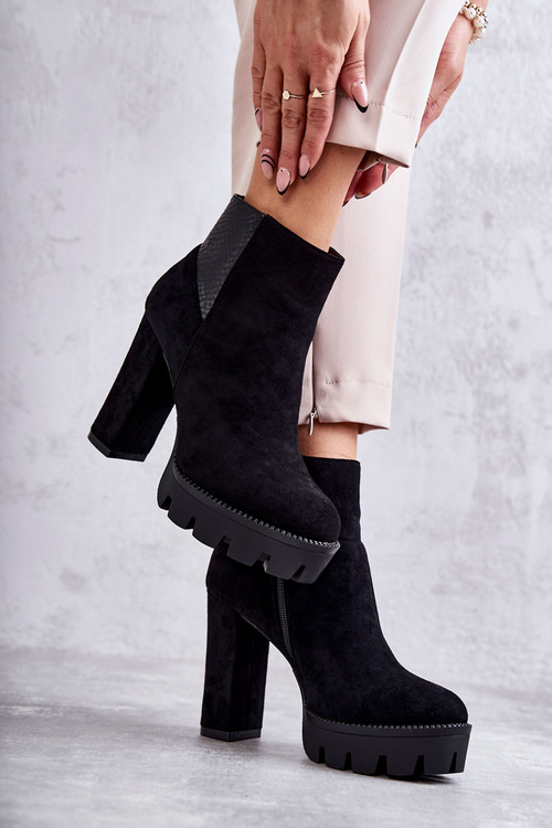 Жіночі замшеві чоботи на підборах чорного кольору Maricruz