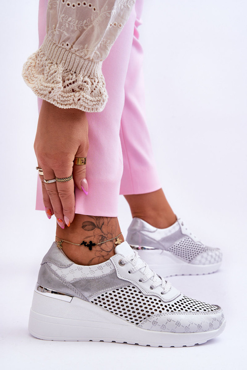 Жіночі шкіряні ажурні кросівки білого кольору Virginia