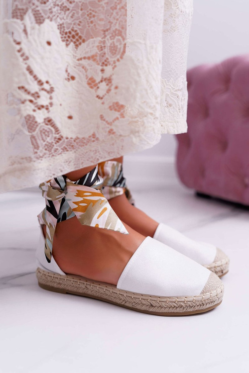 Жіночі еспадрільї, зав'язані білою мілою