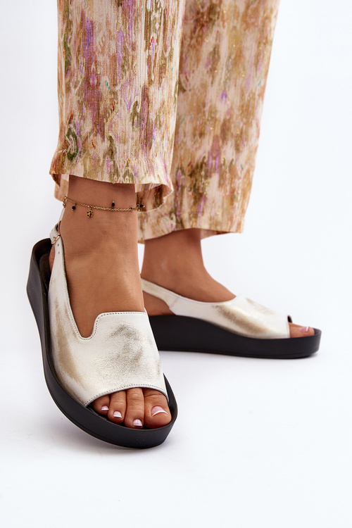 Жіночі шкіряні босоніжки на товстій підошві золоті зіпсовані Zazoo 2893