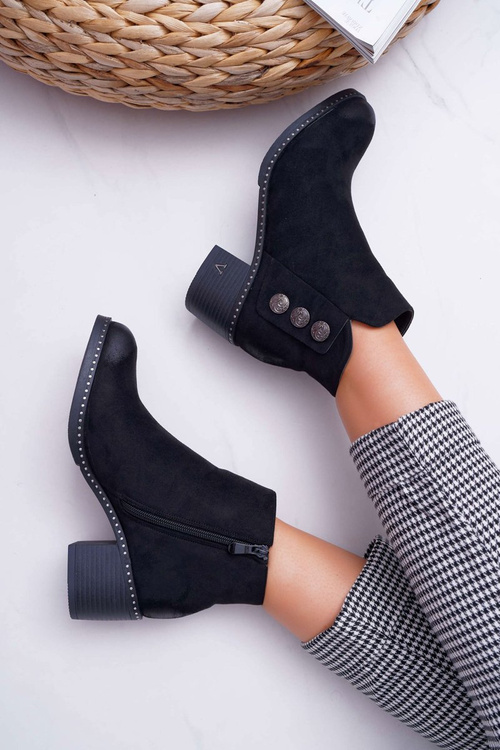 Жіночі чоботи на плоскій підошві чорні тристрами